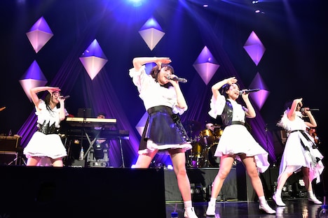 東京女子流「GIGS at AKASAKA～TOKYO GIRLS' BAND STYLE～」の様子。