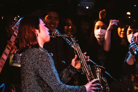 柳橋玲奈（Sax / サポートメンバー）（Photo by Shin Ishihara）
