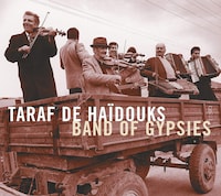 Taraf De Haidouks「Band Of Gypsys」ジャケット（写真提供：石田昌隆）