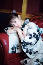 「CMNOW vol.203」より、小宮有紗の掲載カット。（撮影：河野英喜）