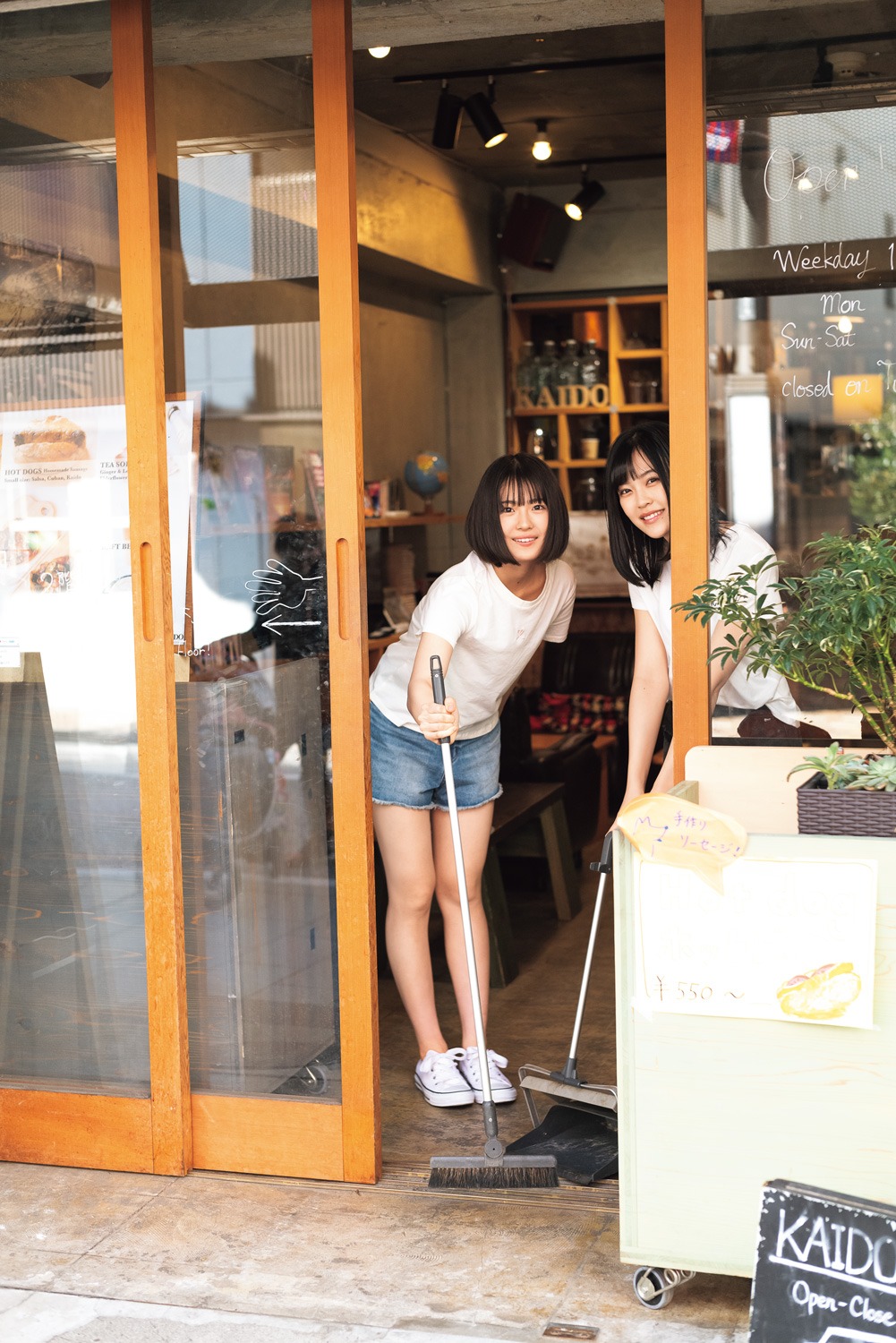 「CMNOW vol.203」より、清宮レイ（左）と柴田柚菜（右）の掲載カット。（撮影：藤本和典）