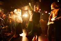 BiSHと突然少年のセッションの様子。（撮影：村井香）