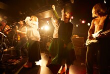 BiSHと突然少年のセッションの様子。（撮影：村井香）