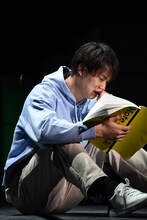 朗読劇 「芸人交換日記」ゲネプロで涙を流す鈴木伸之（劇団EXILE）。
