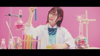 日向坂46「ナゼー」ミュージックビデオの東村芽依。