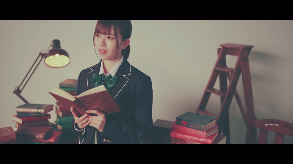 日向坂46「ナゼー」ミュージックビデオの松田好花。