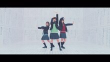 日向坂46「ナゼー」ミュージックビデオのワンシーン。