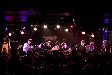 BiSHと突然少年のセッションの様子。（撮影：村井香）