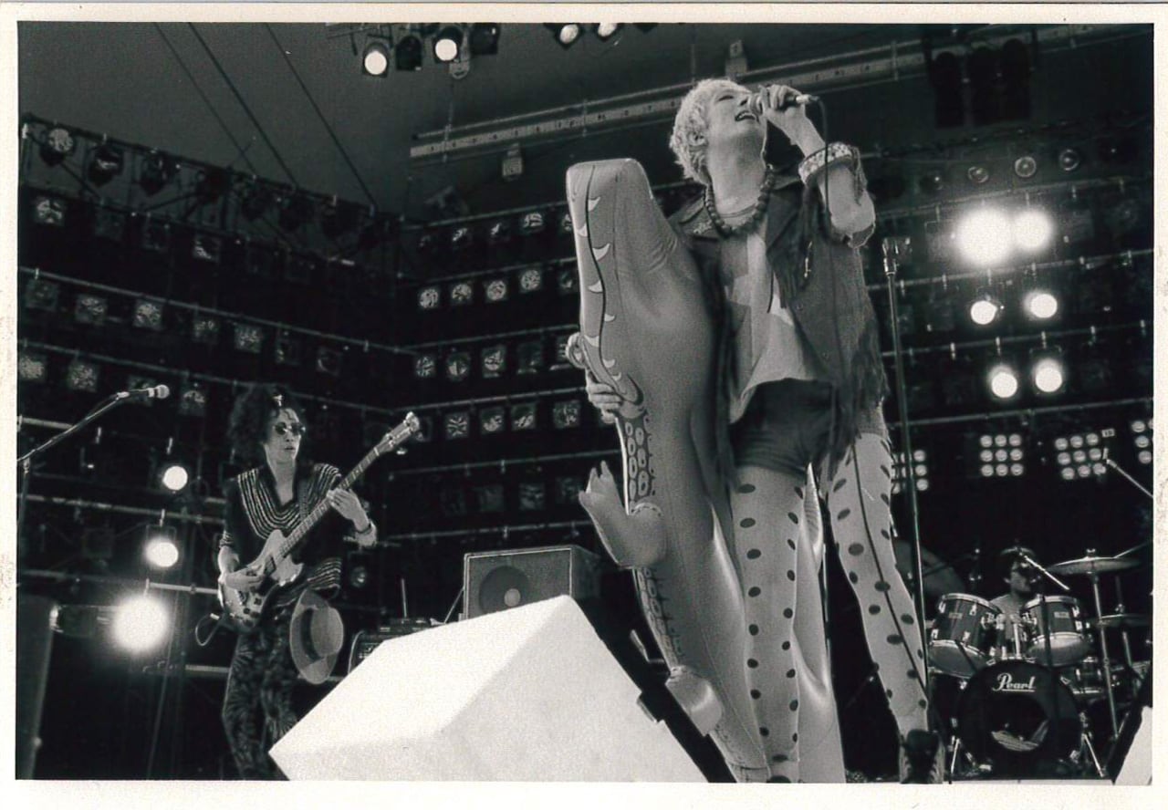 1988年8月に東京・よみうりらんどEASTで行われたライブイベント「ワンダーランドロックフェス」出演時の様子。