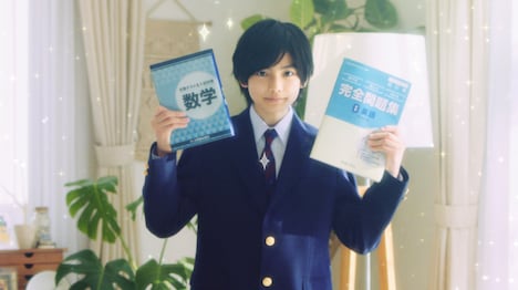 「SoftBank学割」WebCM「がんばれ受験生（と親）」編より。