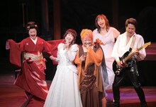 「中島みゆき 夜会 VOL.20『リトル・トーキョー』」の様子。