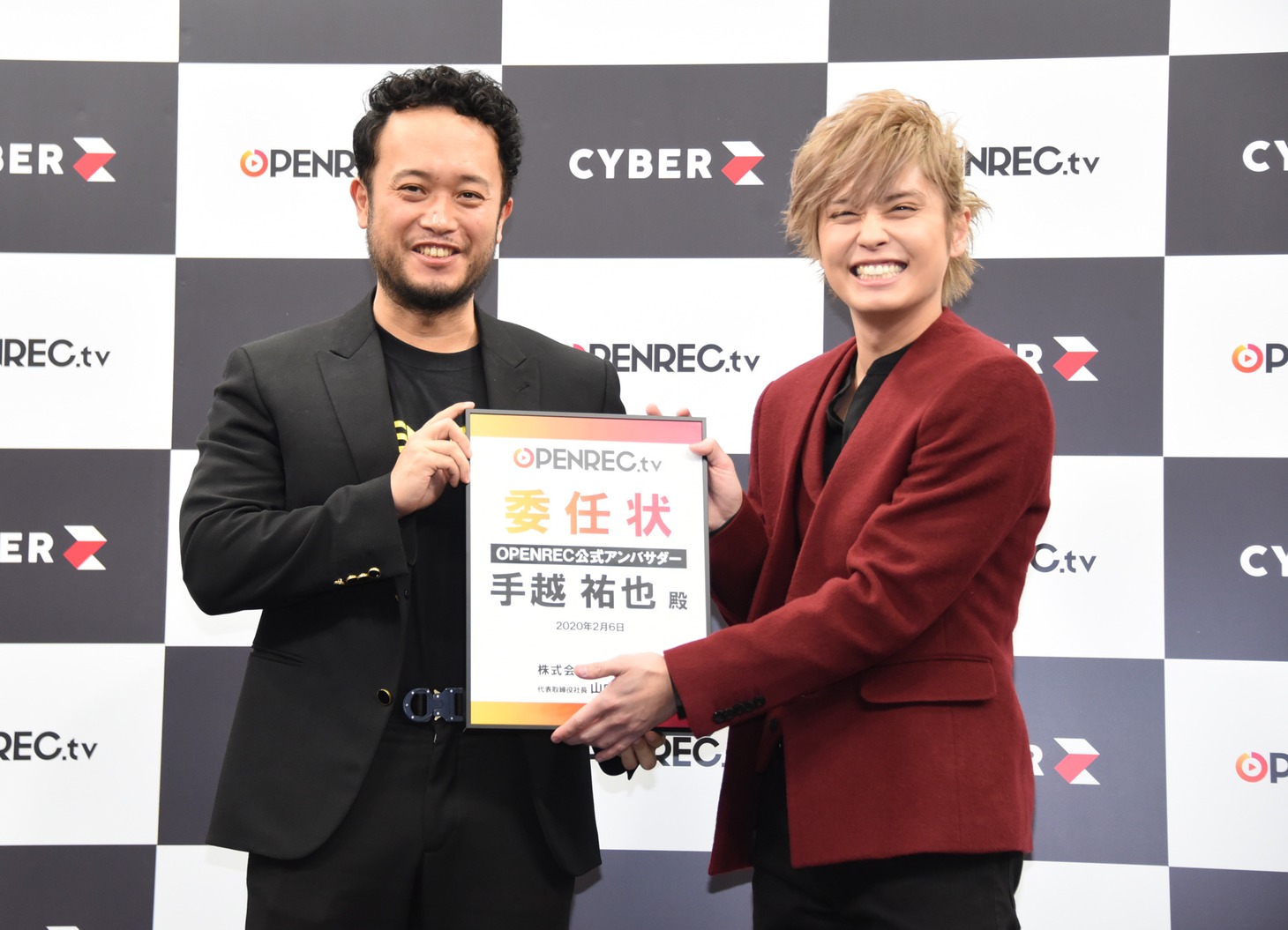 株式会社CyberZの代表取締役社長・山内隆裕から委任状を授与された手越祐也。