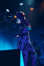 塩塚モエカ（Vo, G）（撮影：川島悠輝）