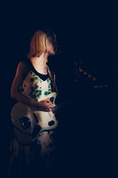 塩塚モエカ（Vo, G）（撮影：川島悠輝）