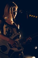 塩塚モエカ（Vo, G）（撮影：川島悠輝）