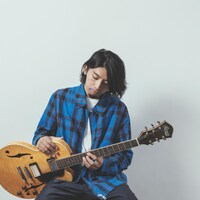 関口シンゴ、雨が似合う新曲「Raincoat」リリース