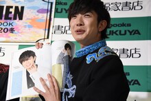 「実物の10倍盛れてるんですよ！」と自分のページを紹介する田村侑久（BOYS AND MEN）。