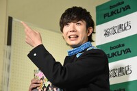 退場時に記者に話しかける田村侑久（BOYS AND MEN）。