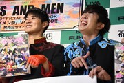 撮影に応じる辻本達規とはしゃぐ田村侑久（BOYS AND MEN）。