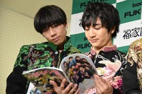 一緒にムック本を読む吉原雅斗（左）と本田剛文（右）（BOYS AND MEN）。