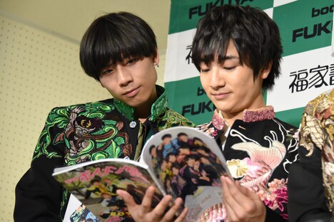 一緒にムック本を読む吉原雅斗（左）と本田剛文（右）（BOYS AND MEN）。
