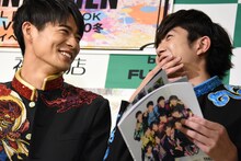 田村侑久（右）の発言に笑顔でツッコミを入れる辻本達規（左）（BOYS AND MEN）。