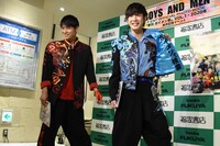 入場する辻本達規（左）と「ボイメンで検索」をアピールする田村侑久（右）（BOYS AND MEN）。