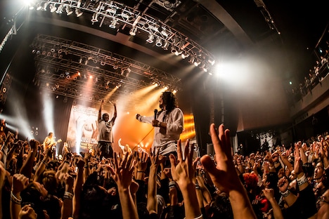 TOSHI-LOW（Vo / BRAHMAN、OAU）と向かい合う茂木洋晃（Vo / G-FREAK FACTORY）。（Photo by HayachiN）