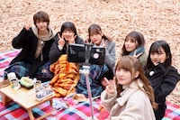 左から土生瑞穂（欅坂46）、渡邉美穂（日向坂46）、岩本蓮加（乃木坂46）、与田祐希（乃木坂46）、原田葵（欅坂46）、加藤史帆（日向坂46）。