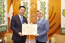 三日月大造・滋賀県知事と西川貴教（T.M.Revolution）。