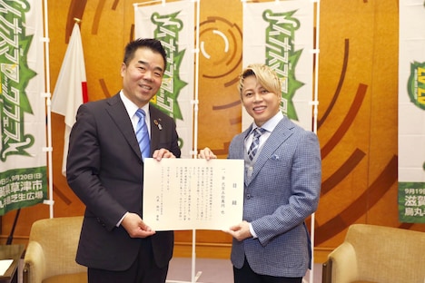 三日月大造・滋賀県知事と西川貴教（T.M.Revolution）。