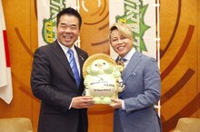 三日月大造・滋賀県知事と西川貴教（T.M.Revolution）。