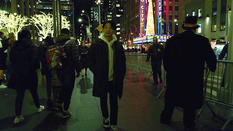 ニューヨークの街を歩く星野源。