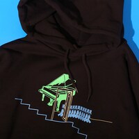 「地下室の喧騒」パーカーのプリント（正面）。