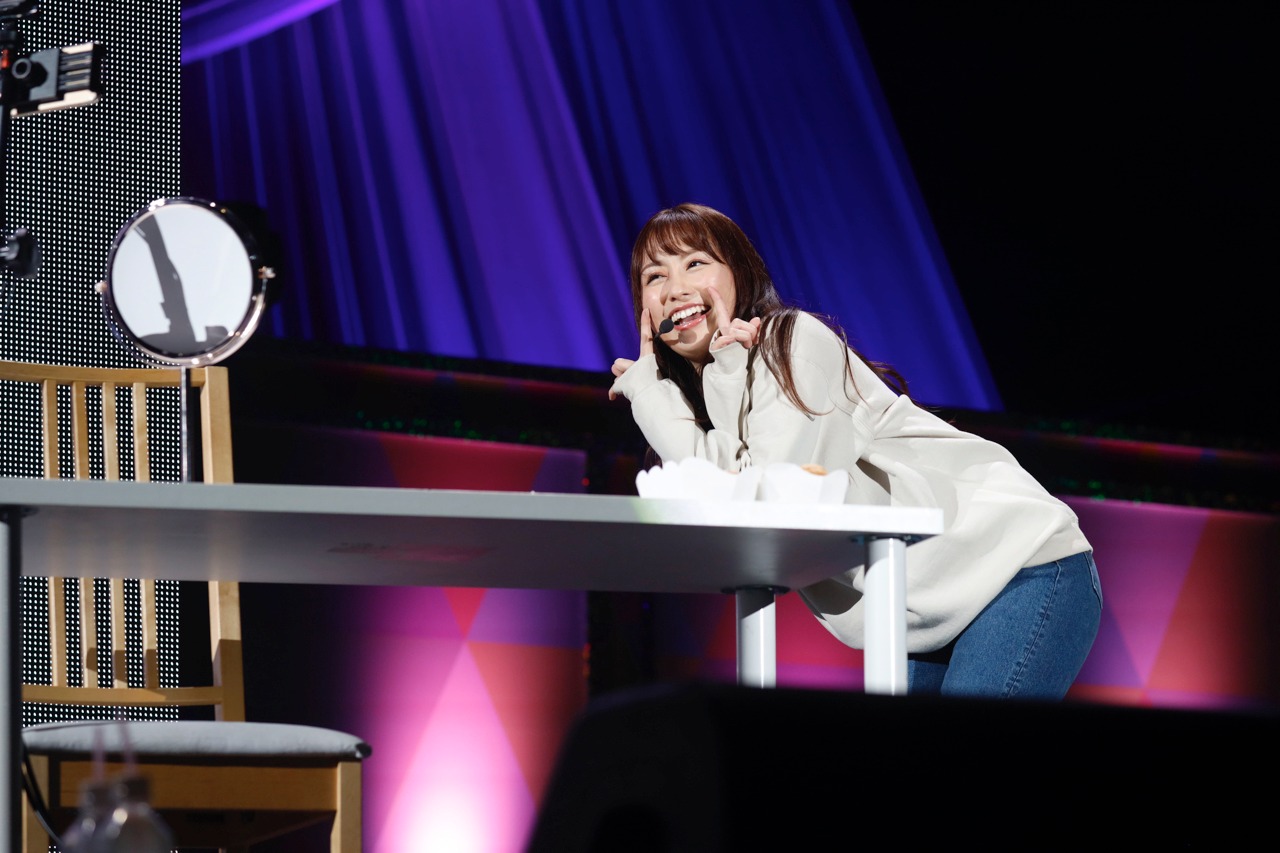 YouTuberに扮する佐々木彩夏。（写真提供：ニッポン放送）