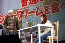 左からヒロシ、佐々木彩夏。（写真提供：ニッポン放送）