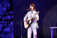 「The Show」を弾き語る玉井詩織。（写真提供：ニッポン放送）