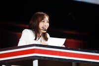 ニュース原稿を読み上げる百田夏菜子。（写真提供：ニッポン放送）