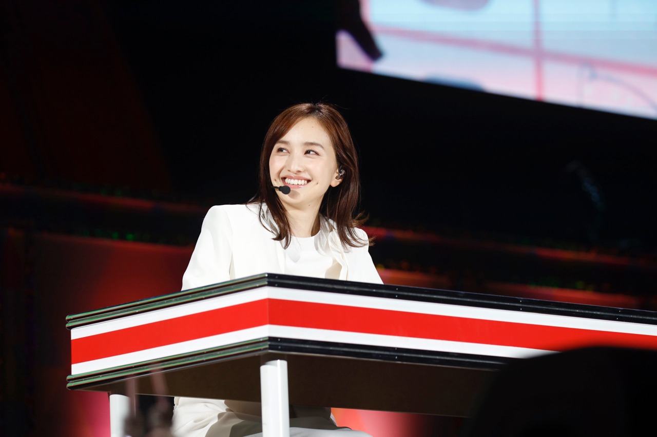 ニュース原稿を読み上げる百田夏菜子。（写真提供：ニッポン放送）