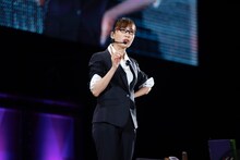 社長秘書に扮する高城れに。（写真提供：ニッポン放送）