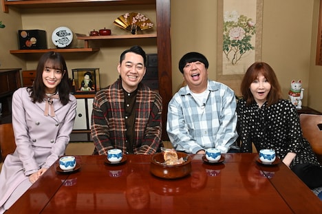 左から佐々木久美（日向坂46）、設楽統、日村勇紀、YOU。(c)HBC