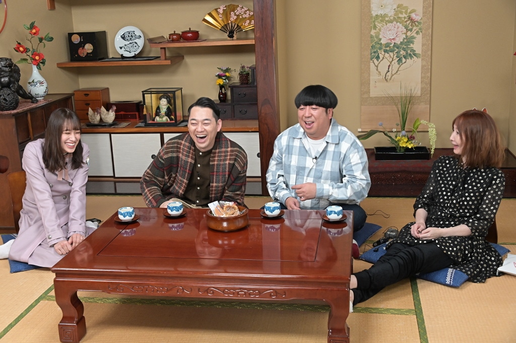 左から佐々木久美（日向坂46）、設楽統、日村勇紀、YOU。(c)HBC