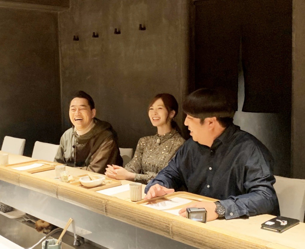 テレビ朝日「バナナマンのドライブスリー」より白石麻衣行きつけの和食店を訪れたバナナマンと白石麻衣。