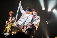 左からオーイシマサヨシ、Tom-H@ck。（撮影：曽我美芽）