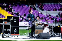 左からマイケル（B）、鈴鹿秋斗（Dr）。（撮影：キムラユキ）