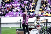 左から米田貴紀（Vo, G）、鈴鹿秋斗（Dr）。（撮影：キムラユキ）