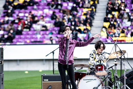 左から米田貴紀（Vo, G）、鈴鹿秋斗（Dr）。（撮影：キムラユキ）