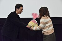 プレゼント抽選会で当選者にペアマグカップを渡す高橋一生（左）。