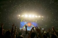 「HY 20th Anniversary RAINBOW TOUR 2019-2020」沖縄公演の様子。