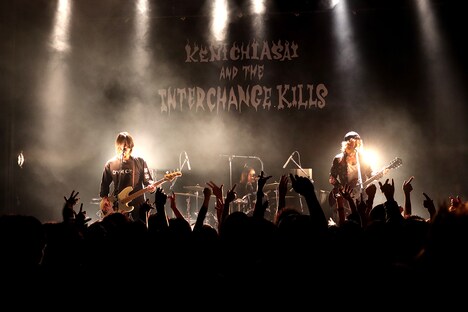 浅井健一 & THE INTERCHANGE KILLS「SEXY STONES RECORDS 20th ANNIVERSARY『KILLS CORE』」の様子。（撮影：岩佐篤樹）
